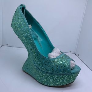 Beautiful heel-less Heel